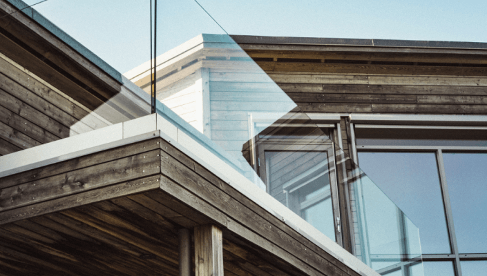 5-benefits-of-installing-glass-balustrades-in-modern-homes-banner-1-1755775053