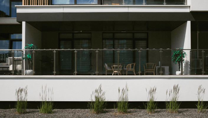 5-benefits-of-installing-glass-balustrades-in-modern-homes-banner-2-1755775068
